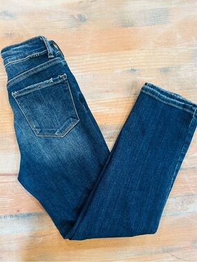 Risen jeans, straight leg.